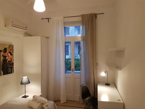 Posteľ alebo postele v izbe v ubytovaní Errathens Aegean Apartment - Athens Center, 5 BD, 2 BATH