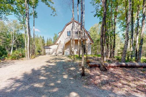 an old barn in the middle of a forest at Cozy and modern hideaway - walk to the beach - fast WiFi & washer/dryer in Marlboro