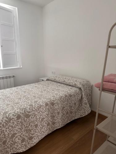 ein weißes Schlafzimmer mit einem Bett und einer Leiter in der Unterkunft Dakar in Sarria