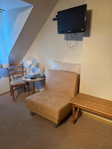 a living room with a couch and a table at Gutsweinschänke & Pension Müllers in Kröv