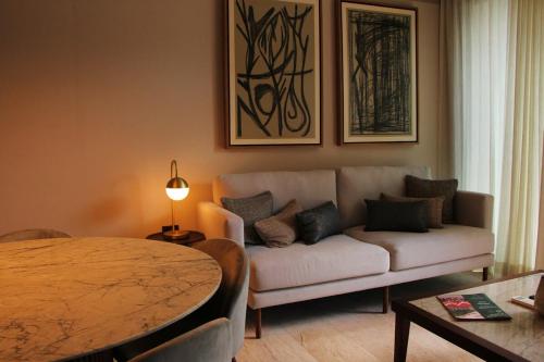 a living room with a couch and a table at Exclusive Boutique Apartment in Mérida Norte in Mérida
