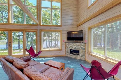 ein Wohnzimmer mit Sofa und Kamin in der Unterkunft Bayfront home with gorgeous water views, dock, outdoor patio, fireplace in Bowdoinham