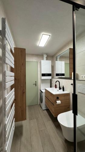 a bathroom with a sink and a toilet and a tub at Ferienhaus Am Vitzerod in Tambach-Dietharz