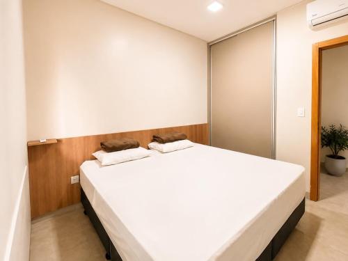 a bedroom with a large white bed in a room at Vêneto Flat Residence (AP-02) in Primavera do Leste