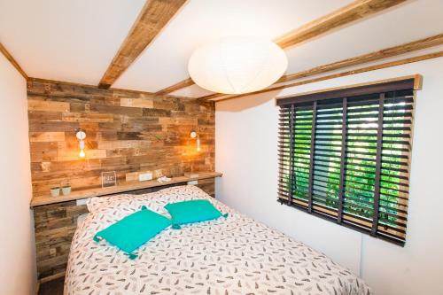 a bedroom with a bed and a window at Ibiza Summer Lodge in Brouwershaven