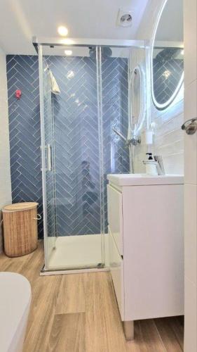 a bathroom with a shower and a toilet and a sink at Apartamento Fuengirola Costa in Fuengirola