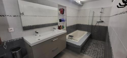 Appartement type loft au coeur de la campagne provençale