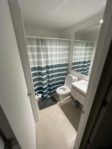 a small bathroom with a toilet and a sink at Comodidad, descanso y disfrute in Algarrobo