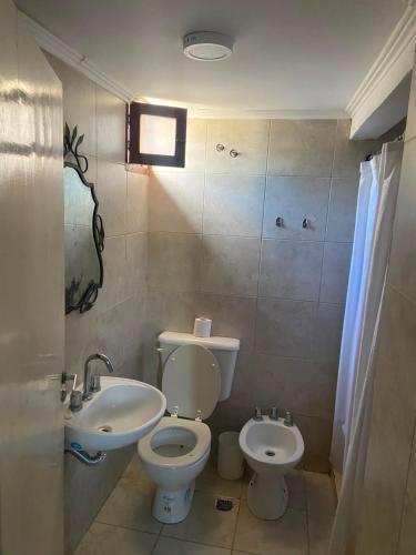 a bathroom with a toilet and a sink at Depto Candioti excelente ubicación Aire Calefacción Wifi in Santa Fe