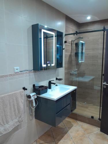 a bathroom with a sink and a shower at Riviera Beach in Cabo Negro