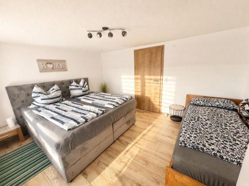 a bedroom with two beds and a window at Ferienwohnung AyNa 4, direkt an der Schweizer Grenze in Bad Säckingen