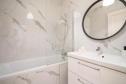 Prestige et Elégance aux Champs Elysees 80m2