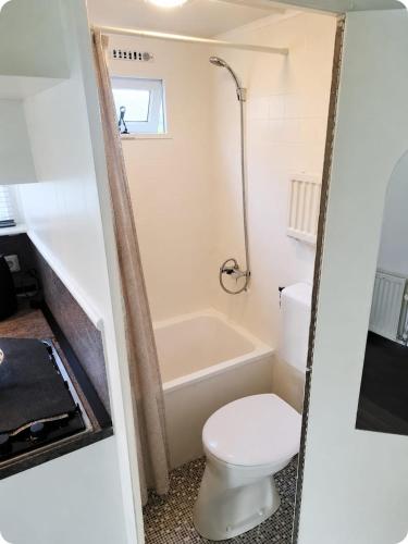 a bathroom with a toilet and a bath tub at RB&B in the NOP in Bant