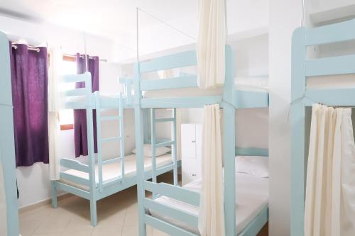 a room with bunk beds and a bed at Dub Hostel Saranda in Sarandë