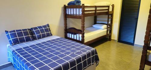 a bedroom with a bed and a bunk bed at Loft 3 com ar-condicionado da Rede Urbana in Indaiatuba