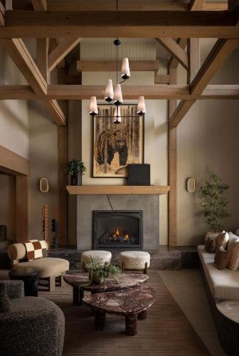 ein Wohnzimmer mit Kamin und Kronleuchter in der Unterkunft The Kenrick Hotel in Banff
