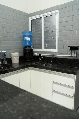 a kitchen with a sink and a window at Casa 2 Quartos com Ar até 8 Pessoas Jd. Sabiás in Indaiatuba