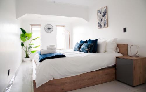 a bedroom with a large bed with white sheets and pillows at Ipanima palace in New Germany