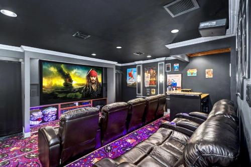 a movie room with leather chairs and a large screen at Paradise On Park in Seminole