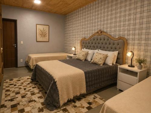 a hotel room with two beds and two lamps at Refugio MontSerrat in Urubici
