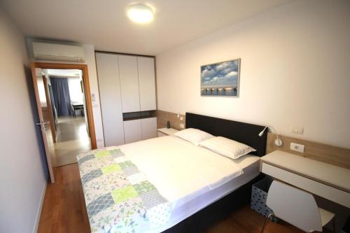 Apartments with swimming pool Rozac, Umag - 27256
