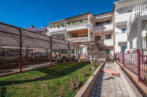 Apartments with parking space Pula - 27680
