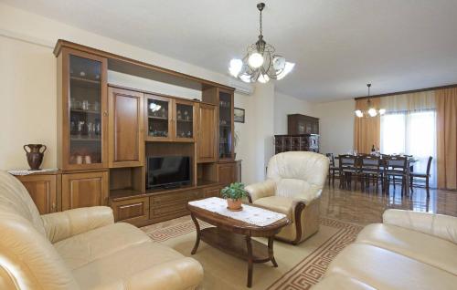 Apartments with parking space Pula - 27680