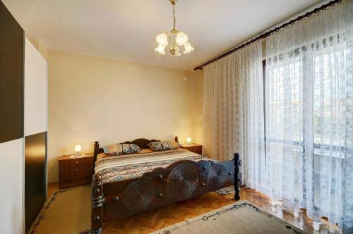 Apartments with parking space Pula - 27680