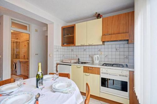 Apartments with parking space Pula - 27680