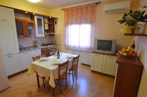 Apartments with parking space Rovinj - 27697