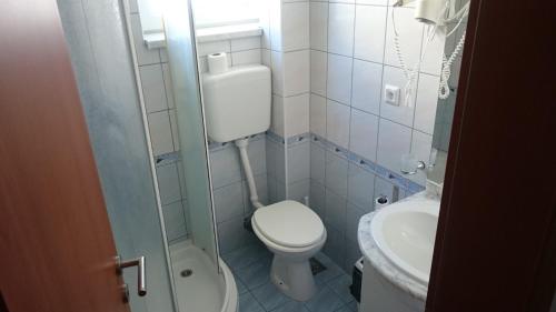 Apartments with WiFi Primosten - 27857