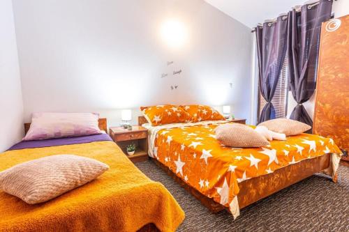 Apartments by the sea Primosten - 27876
