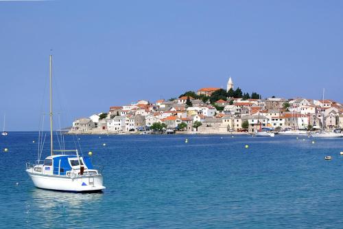 Apartments by the sea Primosten - 27876