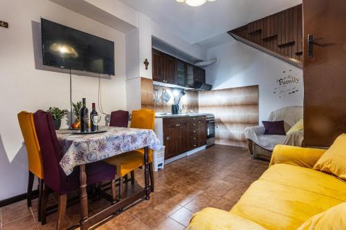Apartments by the sea Primosten - 27876