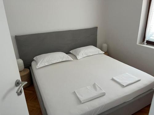 Apartments with parking space Primosten - 27878