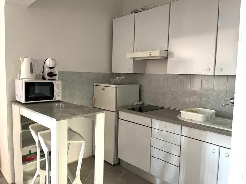 Apartments with parking space Primosten - 27878