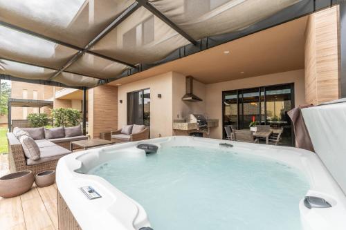 3081 Haven MagicVillage Jacuzzi 8 min to Disney photo 42
