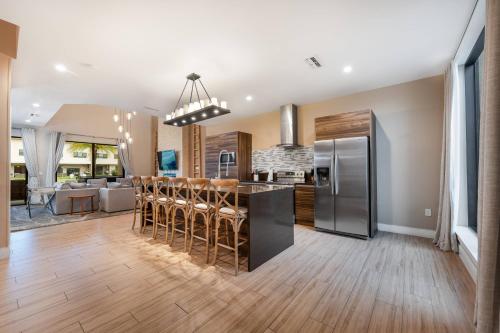 7458 Modern 9 guests 3 suites jacuzzi 8 min Disney photo 5
