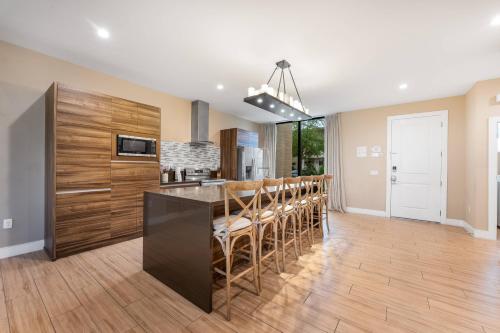 7458 Modern 9 guests 3 suites jacuzzi 8 min Disney photo 14