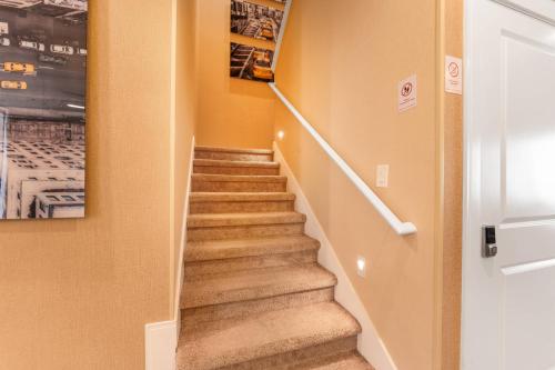 7458 Modern 9 guests 3 suites jacuzzi 8 min Disney photo 19