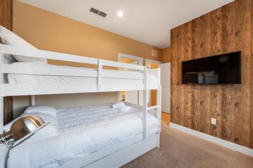 7458 Modern 9 guests 3 suites jacuzzi 8 min Disney photo 25
