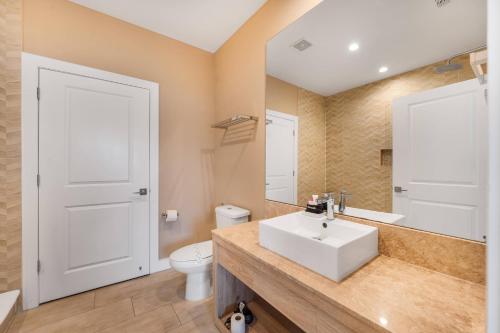 7458 Modern 9 guests 3 suites jacuzzi 8 min Disney photo 28