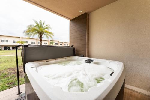 7458 Modern 9 guests 3 suites jacuzzi 8 min Disney photo 40
