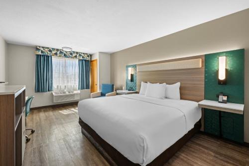 a large white bed in a hotel room at Econo Lodge Inn & Suites Santa Fe South in Santa Fe