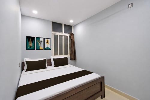 a bedroom with a bed in a room at Hotel O OASIS Inn in Ibrāhīmpatan