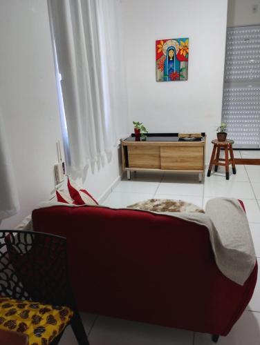 a living room with a couch and a table at Reserva Aconchegante perto Praias, Aeroporto, UFDPar, UESPi in Parnaíba