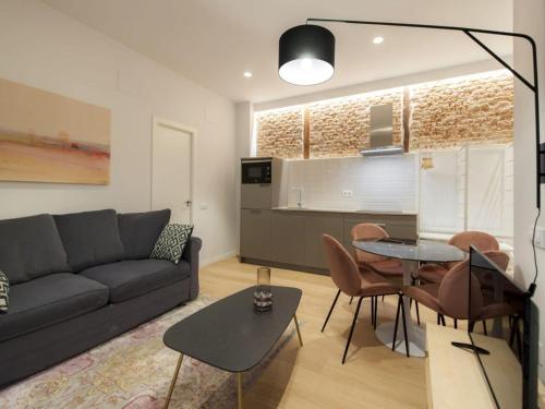 Stay in Madrid for 5 guests