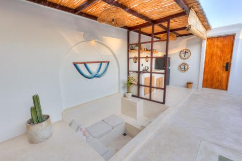 a room with white walls and a wooden ceiling at Villa Calipso in Gili Trawangan