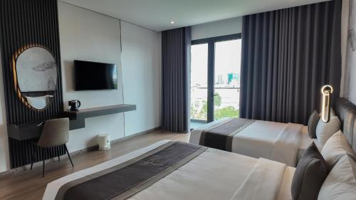 a hotel room with a bed and a mirror at LION 7 HOTEL in Can Tho