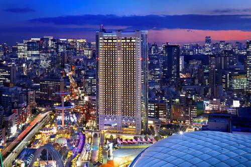 a city skyline at night with a tall building at Tokyo Dome Hotel in Tokyo